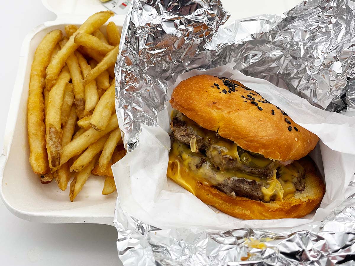 『NEWYORK,NEWYORK』の「ニューヨークバーガー」1200円(税込)