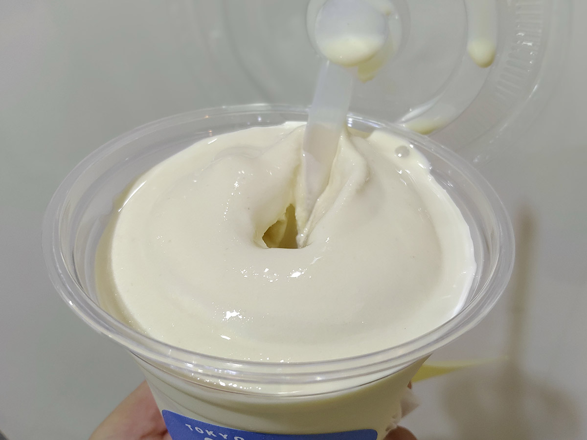 シェイクの色はほんのり黄色。見た目通りの濃密な味わいです!