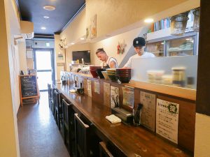 店を入ってすぐにカウンター席、奥にテーブル席がある。一人でも入りやすい雰囲気（食楽web）
