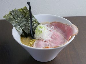 「超濃厚 レンゲ立っちゃうよ型」1400円。麺やネギが支えているわけじゃない。本当に刺したら立ってる！