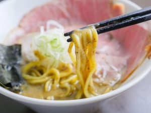 超濃厚だから、ストレートの中太麺にスープがしっかり絡む！　もはやカルボナーラ並みの絡みっぷり