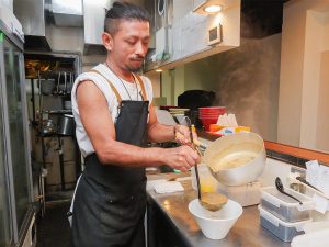 店主の山本晋吾さん。「創作和えそばも人気ありますよ。次回の限定麺の告知は早い時で1週間前、遅い時で3日前に出すので、こまめにSNSをチェックしていただけると嬉しいですね」