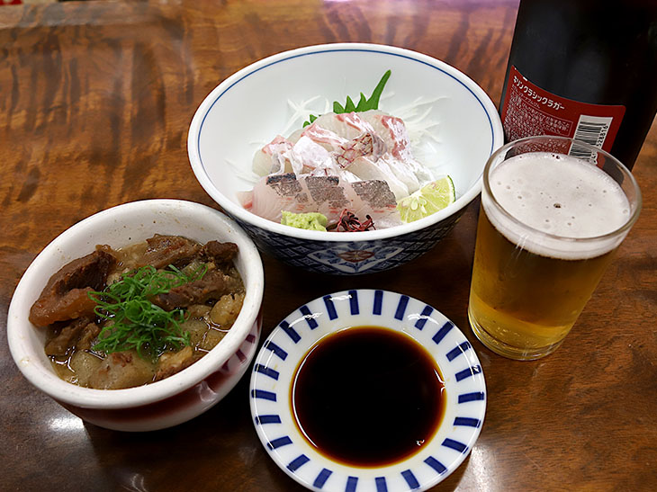 すじこん400円+刺身750円+瓶ビール600円