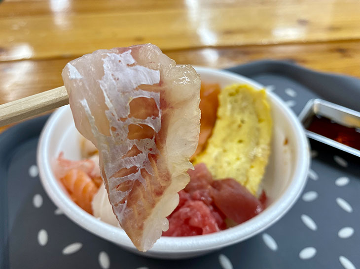 【北海道グルメ】好きなだけ海鮮を盛れる！『釧路和商市場』で話題の「勝手丼」を味わってきた