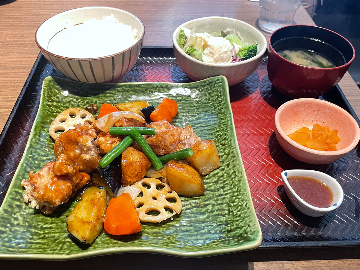 健康素材の黒酢を使った「鶏と野菜の黒酢あん定食」