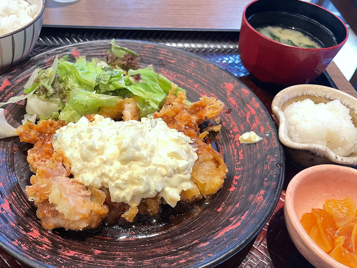 タルタルソースがたっぷりかかった「大戸屋風チキン南蛮定食」980円