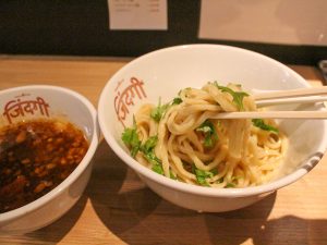 スパイスつけ麺は900円。こちらもライス付きメニューあり