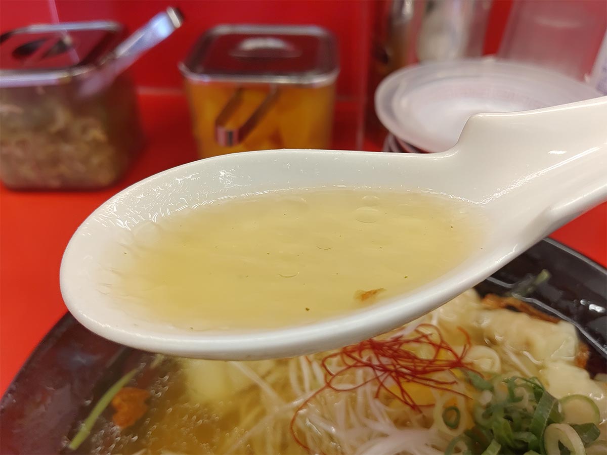 黄金色のスープはすっきり澄んだ味わいの中に重厚感のある仕上がり