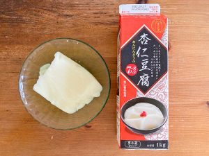 「杏仁豆腐」288円。ジュースや牛乳を売っている冷蔵の売り場にある