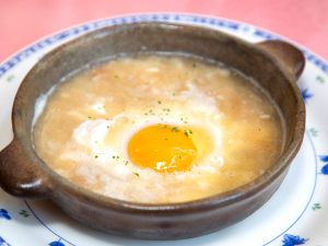 「にんにくスープ」には半熟の卵がひとつ