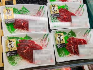 スーパーの生肉売り場にも普通に馬刺し。ただし、国産ではなく外国産だと、『え？　なんで外国の？』と思うらしい