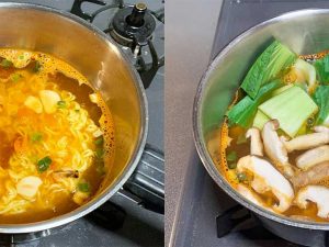 （左）「プルムウォン 正麺（野菜系味）」を煮込んでいるところ。（右）4分30秒の煮込み時間のうち、2分ほど経過したところで野菜類も一緒に煮込んでみることにしました（食楽web）
