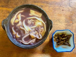 「小豆ほうとう」。キャラブキなどお新香がセットになるのも甘味処ぽくっていい～