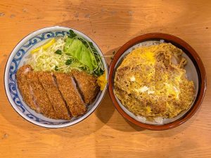 甲府ルールだと、左が「カツ丼」で、右が「煮かつ丼」。カツとキャベツ。ソースもかかってない