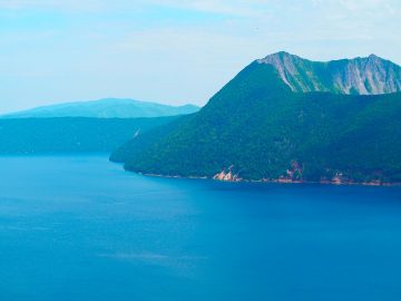 一生に一度は訪れたい！ 神秘的な絶景に酔いしれる北海道の“摩周湖”と周辺グルメ