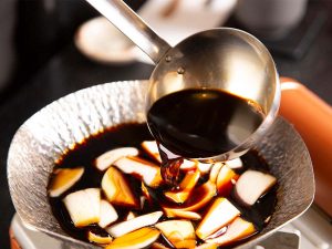 鍋には真っ黒なスープと玉ねぎ