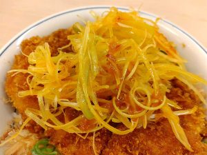 かつやのロースカツを使った新作は旨いのか？「ネギねぎラー油のロースカツ丼」を実食レビュー