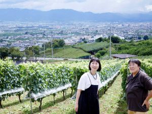 真藤舞衣子さん（左）とWine Growerの安蔵正子さん（右）。山梨市万力地区のワイナリー「Cave an」にて