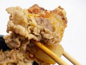 牛丼のアタマとから揚げを一緒にいただく背徳感がたまりません！