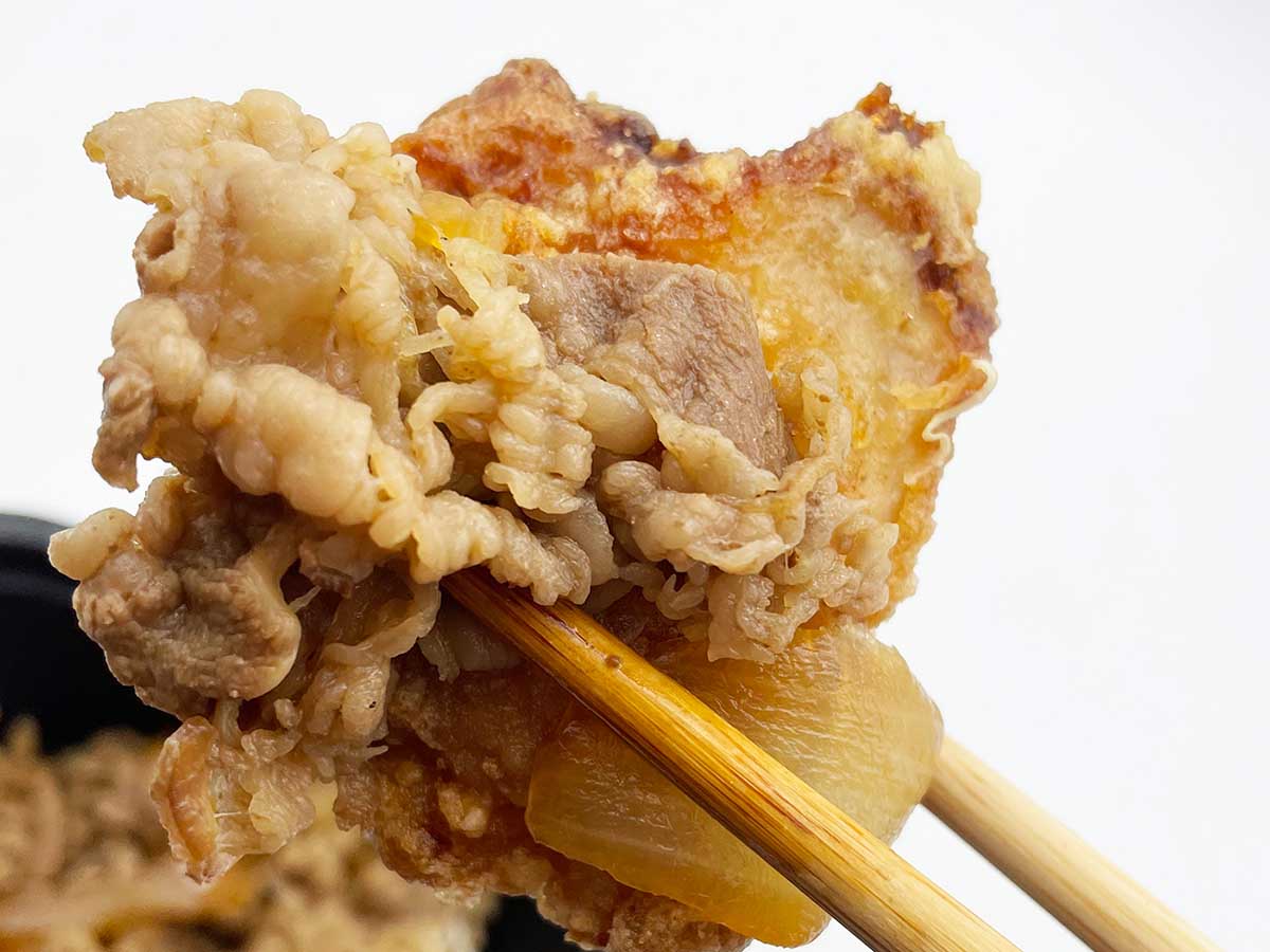 牛丼のアタマとから揚げを一緒にいただく背徳感がたまりません!