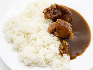 「から揚げスパイシーカレー」（テイクアウトし、お皿に盛り直したもの）