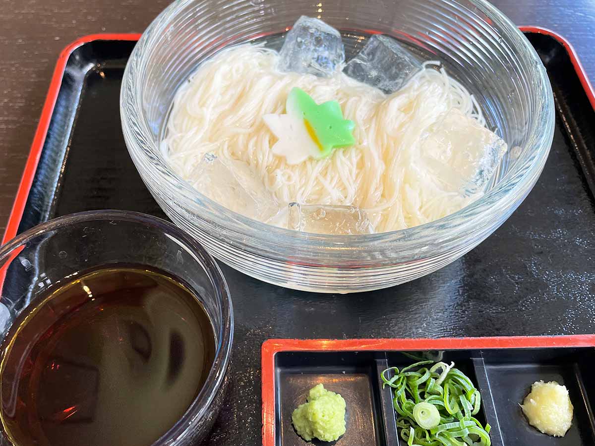 「揖保乃糸」をシンプルな出汁と薬味でいただきます。揖保乃糸資料館そうめんの里レストラン「庵」