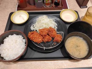 今回は「ラムかつ定食」1090円（税込）をオーダー