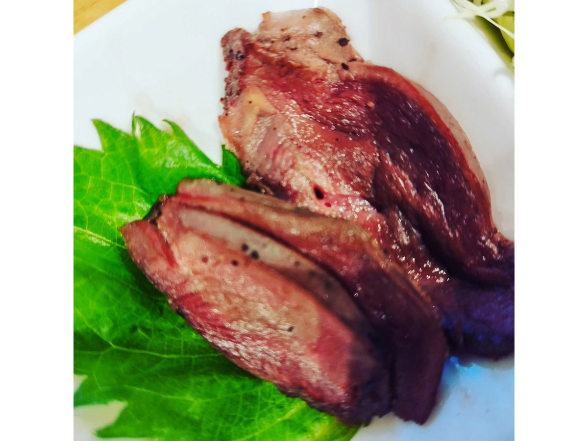 塩コショウをふって、シンプルに焼いたアオサギ。赤身の力強い味わいが、肉の色からも伝わってくる