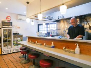 店内は、厨房を囲む形で設置された7席の「L字」カウンターと、3名掛けのテーブル席が1卓。2023年8月20日現在、注文可能なのは「手打ち中華」とそのバリエーション（味玉入り、ワンタン入り、チャーシュー入り）のみ