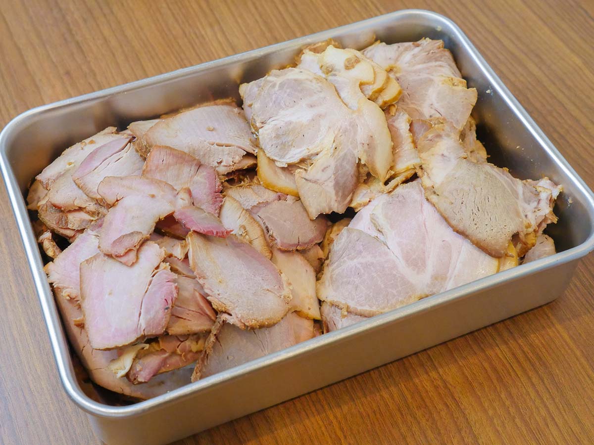 チャーシュー。左がモモ肉、右が肩ロース