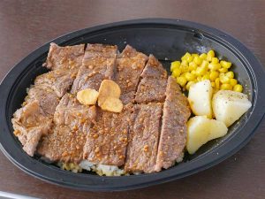 「宮木牧場のパワープレート」1250円。これぞ力飯！　ニンニクがっつり！