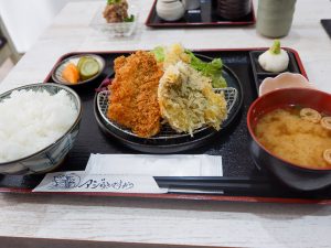「食べ比べアジフライ定食」1900円。ご飯にみそ汁、漬物のほか、味変用のタルタルソースとおろし山葵がついてきます