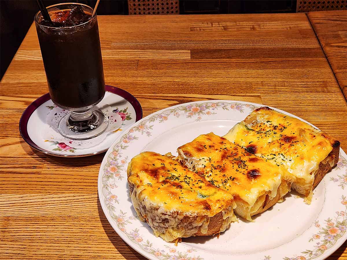 「べにしか元祖ピザトースト(ドリンクセット)」1600円、単品1100円
