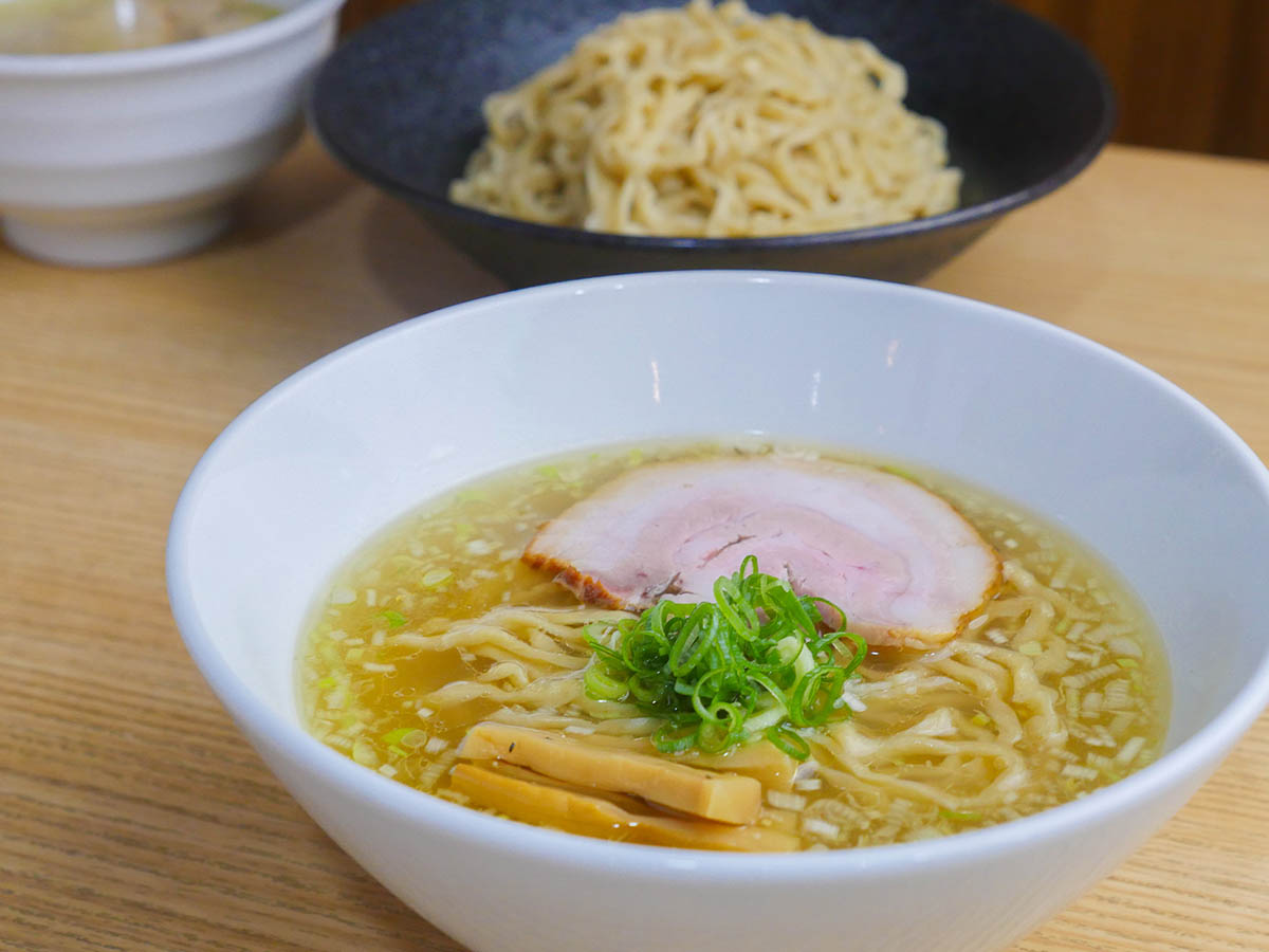 「しおらーめん」900円。「しおらーめん」が900円、「しおつけ麺」が1000円、「背脂生姜」が950円と、価格設定は比較的良心的