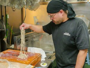 注文が入る度に一杯一杯手揉み麺を仕上げていく