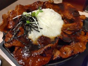 肉が丼からはみ出てる！ すた丼屋の新作「肉盛北海道月見すた丼」を食べてみた