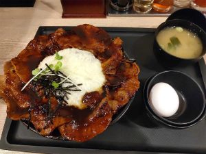 「肉盛北海道月見すた丼」1080円（味噌汁付き／税込）。今回は「無料飯増量」でオーダー！