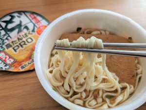 低糖質・高タンパクな「どん兵衛 きつねうどん」を実食レビュー！ 話題のアレンジレシピも試してみた