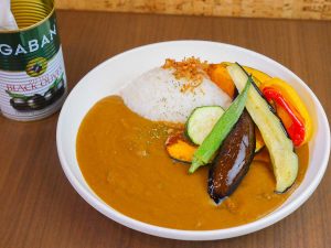 「牛すじカレー」500円＋揚げ野菜100円（平日ランチ特別価格。土日祝とディナータイムは600円＋トッピング150円）。唐揚げなどトッピングは色々ある