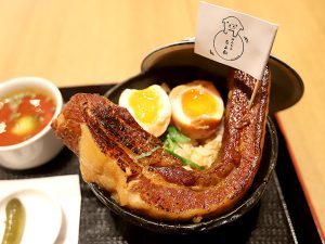 【大阪グルメ】極厚かつ丼で人気の行列店『ちよ松』のフードコート限定「角煮丼」を食べてみた！