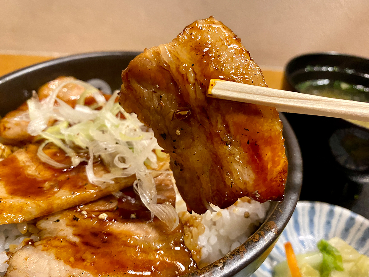 【北海道グルメ】平日でも満席！『くまうし』の絶品すぎる「豚丼」が愛される理由とは？