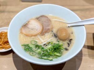 『博多一風堂』の原点の味「白丸元味」（850円）に煮卵をトッピング。ちなみに替え玉は150円（小玉は100円）です
