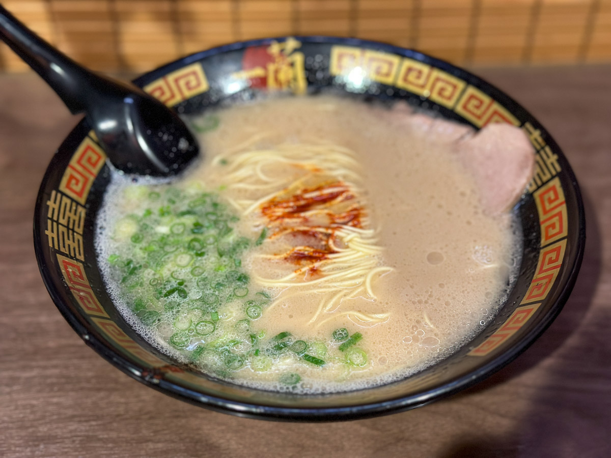 『一蘭』の「天然とんこつラーメン」980円、一蘭では替え玉は210円（半替玉は150円）