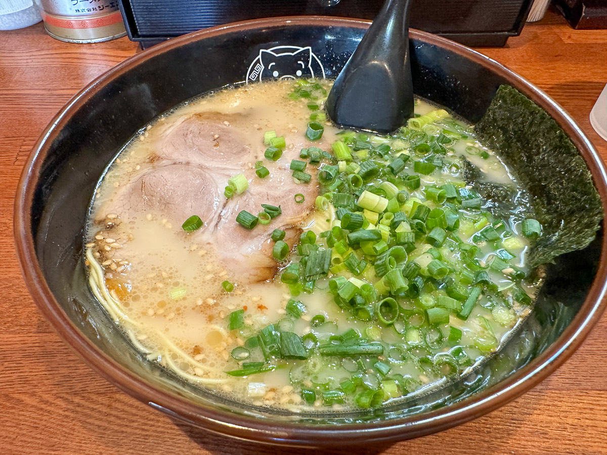 『博多ラーメン長浜や』の「博多ラーメン」650円。こちらは万能ネギを多めにした「博多万能ネギラーメン」850円。替え玉は100円。デフォルトのトッピングは、青ネギ、チャーシュー、海苔。