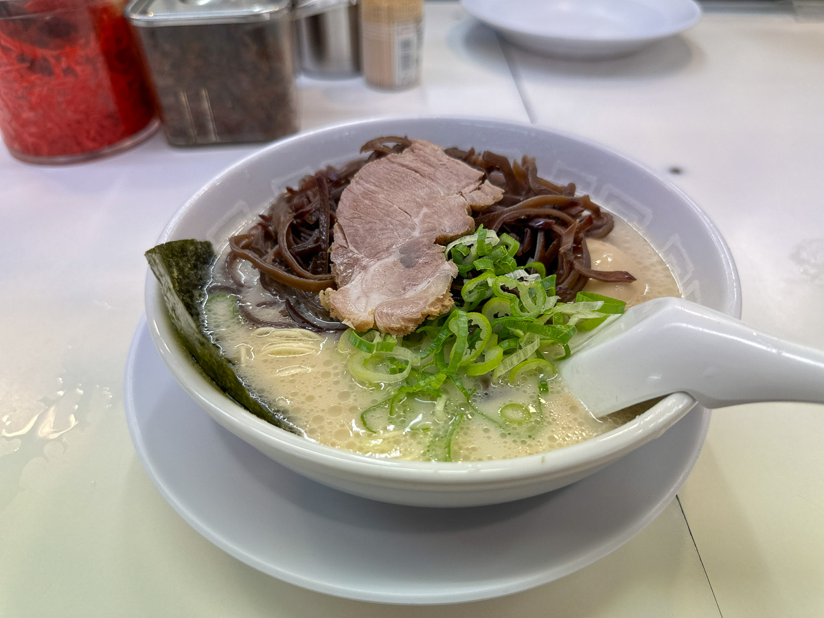 『博多天神』の「ラーメン」600円にきくらげを増量した「きくらげラーメン」700円。ちなみにデフォルトのトッピングは青ネギ、きくらげ、チャーシュー、海苔。