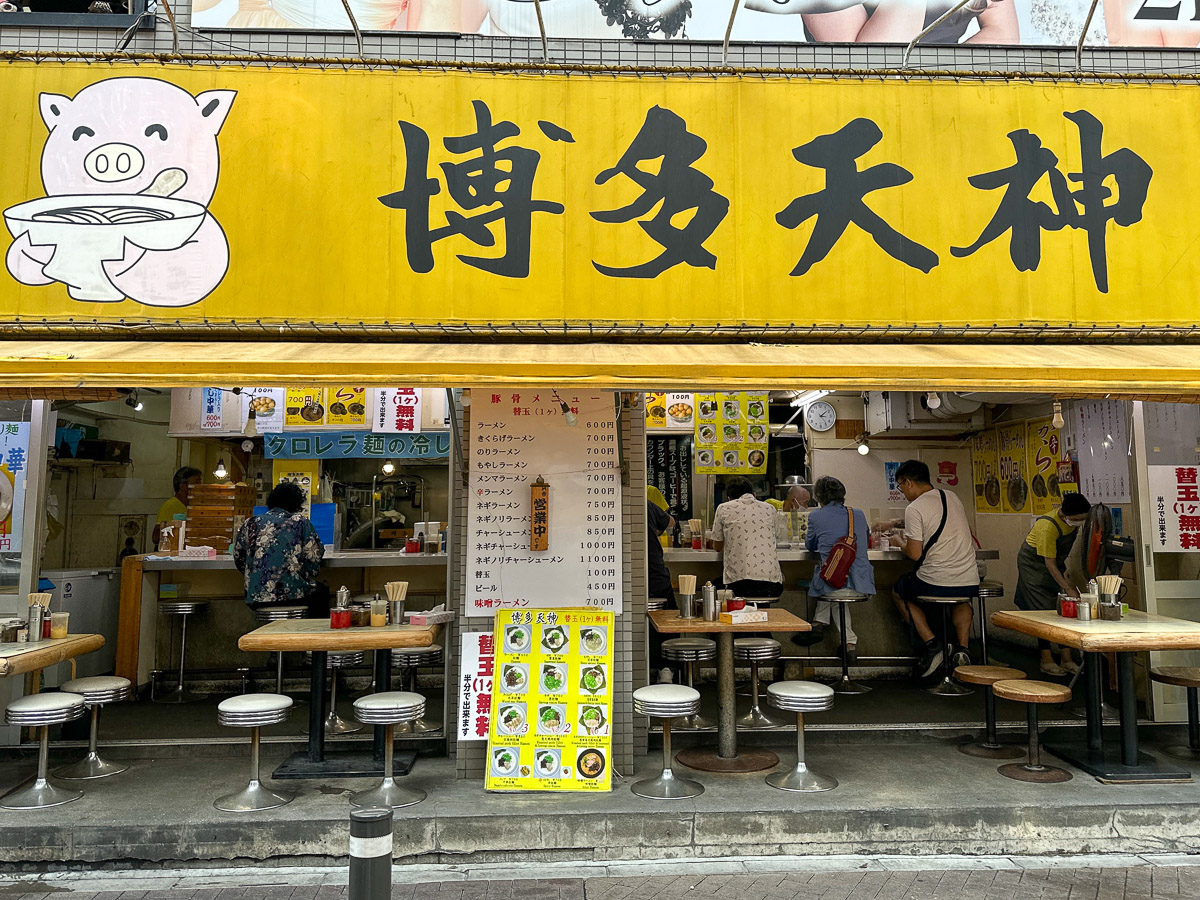 こちらは『博多天神 渋谷南口店』。オープンエアの席もあり、屋台っぽくて活気があります