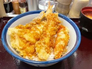 たんぱく質源の海老、とり天、かにかま天が入った「海老とり天丼」