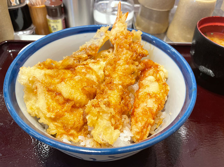 たんぱく質源の海老、とり天、かにかま天が入った「海老とり天丼」