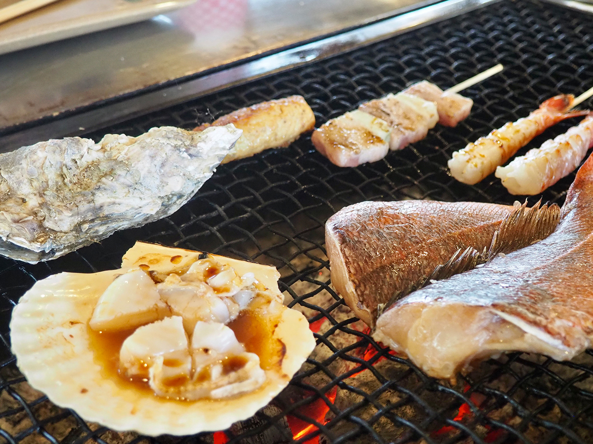 炉端焼き発祥地・釧路の人気食堂『喰処 鮭番屋』で至極の「海鮮BBQ」を楽しんできた！