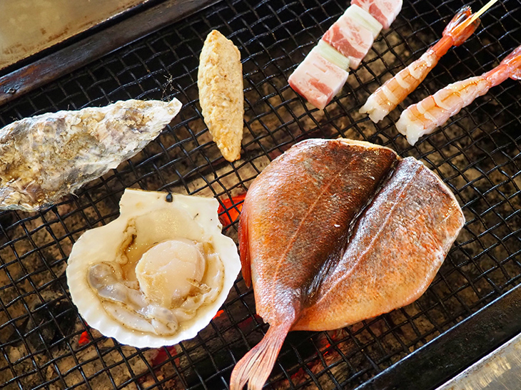ホタテ400円、牡蠣380円、阿寒ポークの串刺し250円